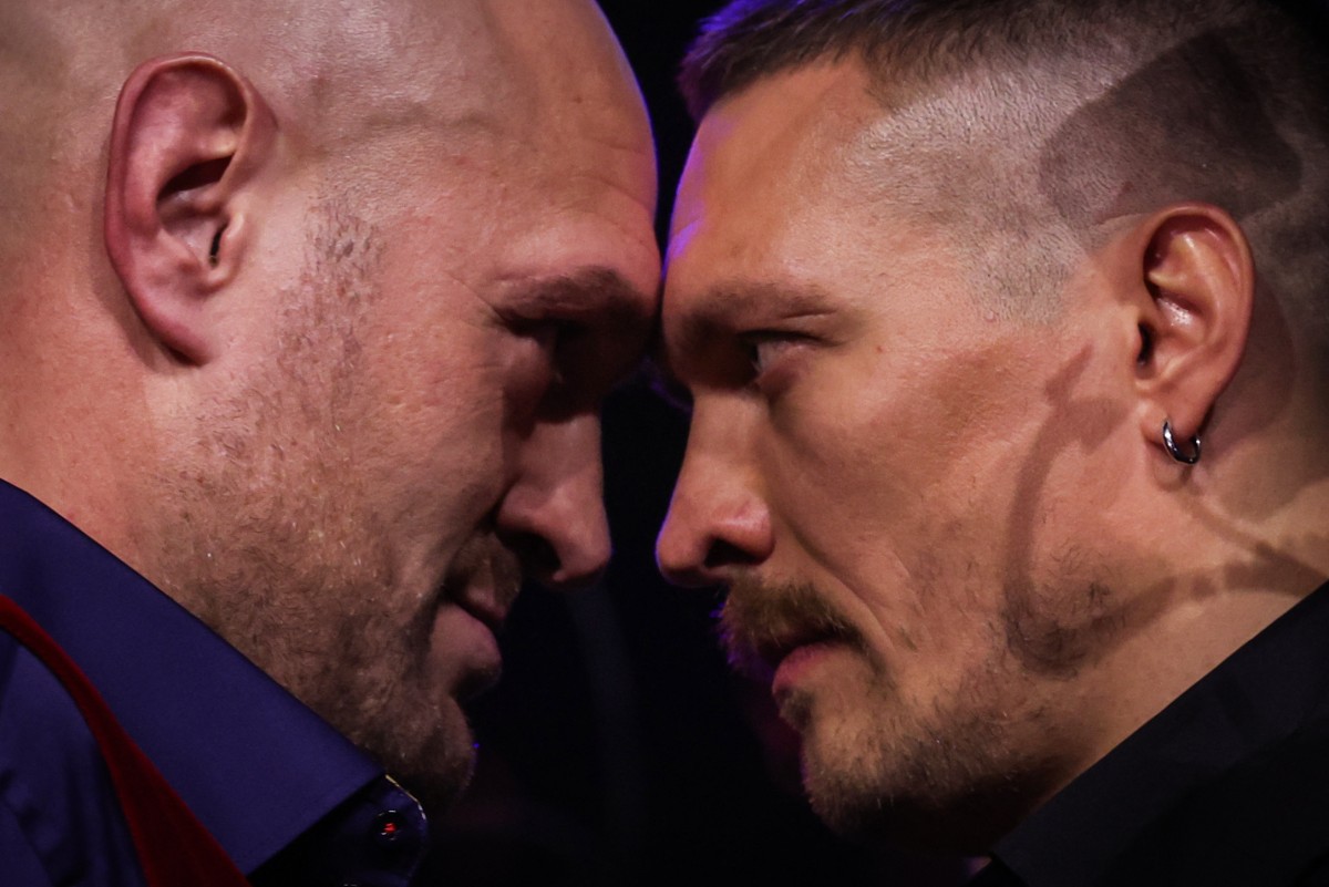 (FILES) Britain's Tyson Fury (L) and Ukraine's Oleksandr Usyk (R) challenge each other during a press conference in London on November 16, 2023, ahead of their undisputed heavyweight world championship contest scheduled to take place in Riyadh, Saudi Arabia. - While the rest of the boxing world is drooling in anticipation of a genuine heavyweight world title fight that will unify the division for the first time in over 20 years, Tyson Fury insists the May 18, 2024, match-up with Oleksandr Usyk in Riyadh is all about the money. (Photo by Daniel LEAL / AFP)