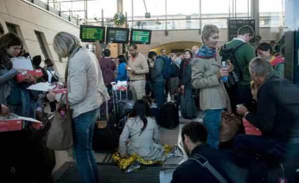 Hundreds-of-Eurostar-passengers-stranded-as-migrants-throng-tracks