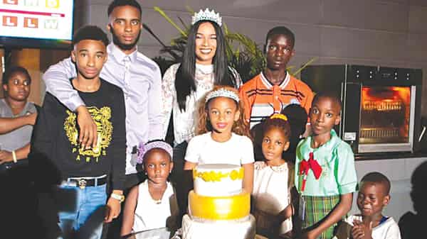 celebrityextra-21-1-17-ibinabo-fiberisima-her-children-and-some-of-the-scholarship-award-recepients