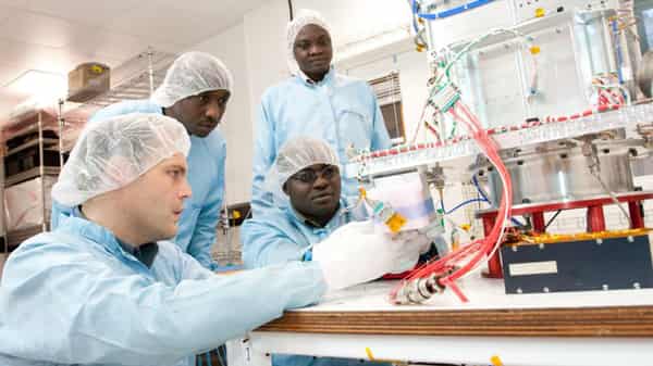 nigerian-engineers-training-on-nigeriasat-x-800p