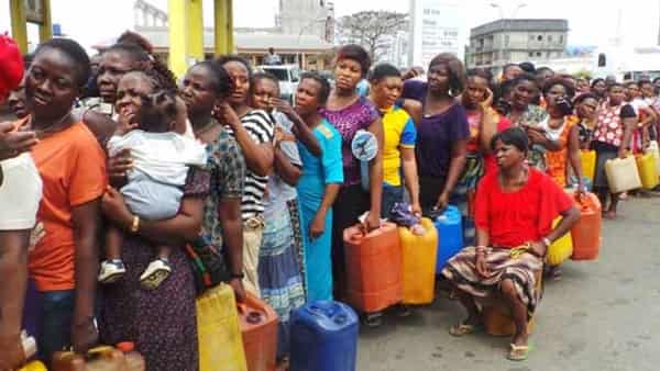 nigerians-in-a-tight-queue-to-buy-kerosene-at-nnpc-station