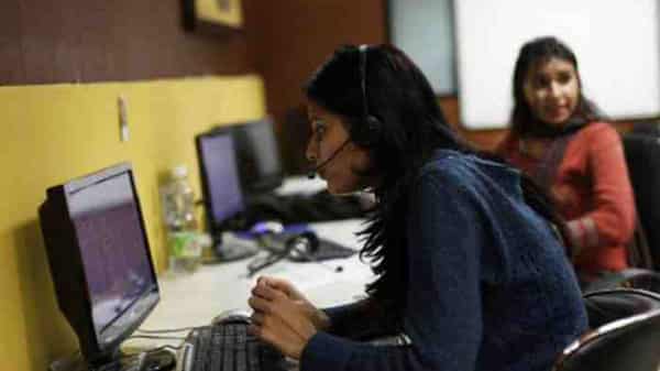 Pakistan-hotline-offers-safe-space-for-women-harassed-online-