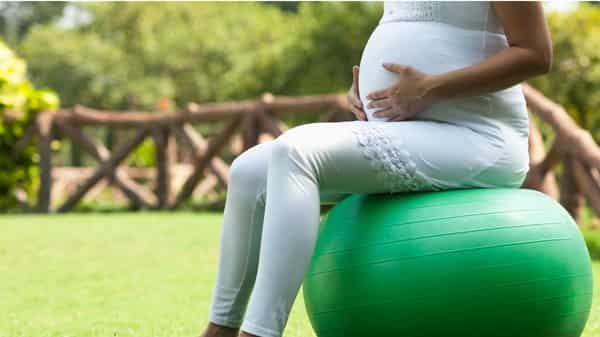 PREGNANT-WOMAN-EXERCISE