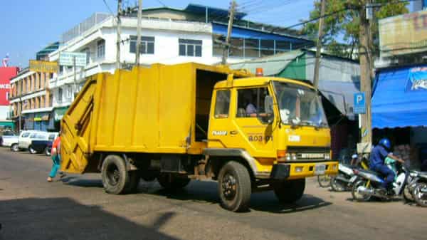 Waste_collection_vehicle-Thai