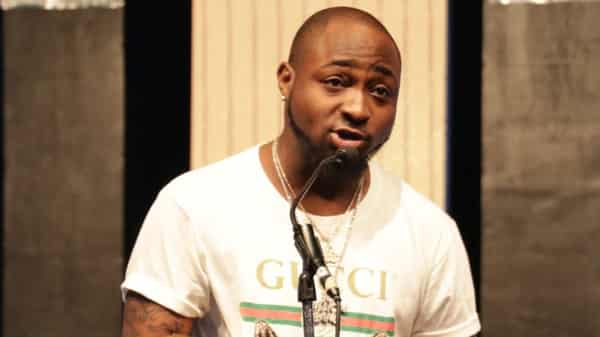 Davido-picking-up-the-award-for-The-Future-Awards-Africa-2017-prize-for-Music