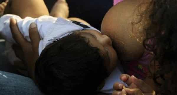 A-woman-breastfeeds-her-son-in-Buenos-Aires-Argentina-on-March-5-2014-AFP-800×430
