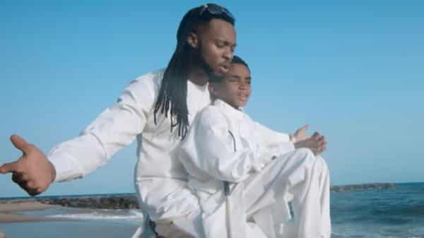Flavour-il-enregistre-un-tube-avec-un-talentueux-petit-aveugle_article