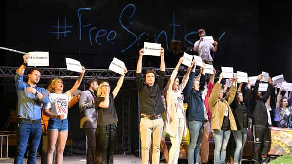 UKRAINE-CONFLICT-ARTS-THEATRE-TEENAGERS