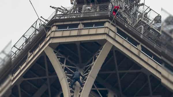 FRANCE-TOURISM-EIFFEL