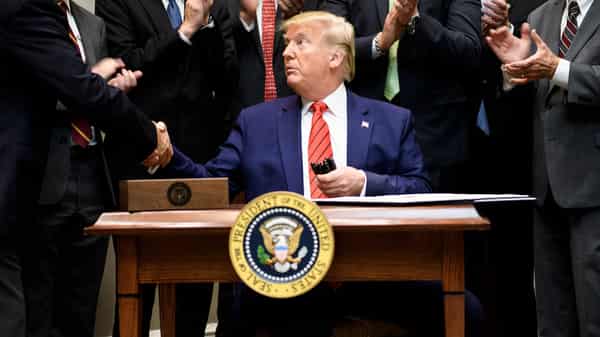 Trump signs executive order on transparency in federal guidance and enforcement