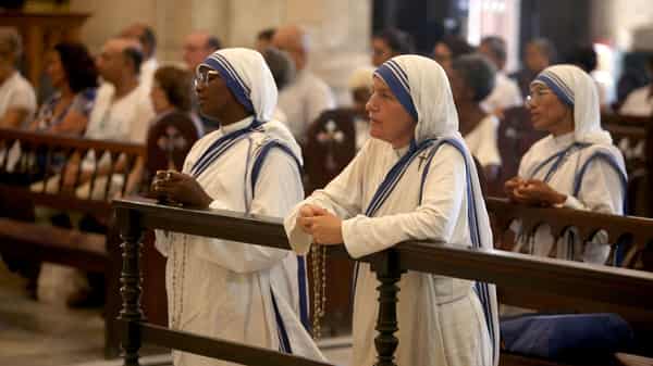 Catholic nuns of the Missionaries of Charity kneel during the wake for Cardinal Jaime Ortega at the Cathedral of Havana, in Havana