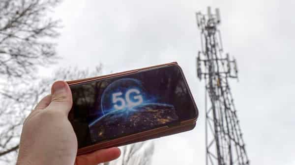 5G phone near telecom mast – Image: The Guardian UK/Steve Parsons/PA