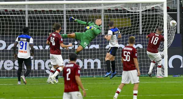 IPP20200724 Football – soccer: Serie A, AC Mailand – Atalanta Bergamo, hakan calhanoglu segna il gol del 1-0 su punizio