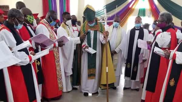 NDUKUBA-DEDICATING-OSOOGUN-CHURCH