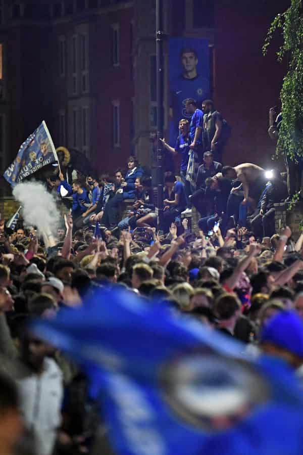 BRITAIN-FBL-EUR-C1-FANS-CHELSEA-MAN CITY