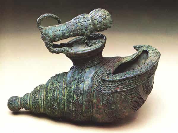 Cast bronze vessel with animal motif from Igbo Ukwu. Ukabia