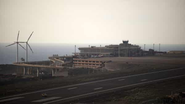 SPAIN-VOLCANO-AIRPORT