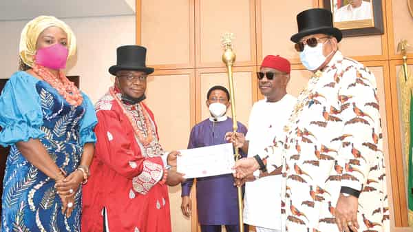 Pic 27 Presentation of certificate to the king of Rebisi in Port