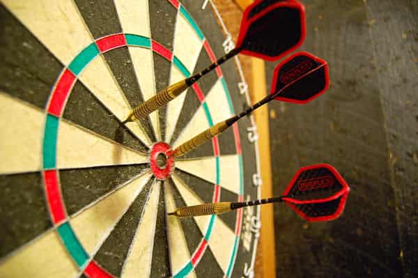 1200px-Darts_in_a_dartboard