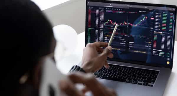 trading-online-vs-traditional