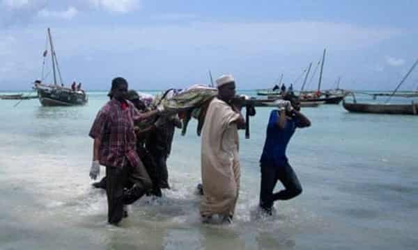 Rescuers-carry-bodies-fro-007