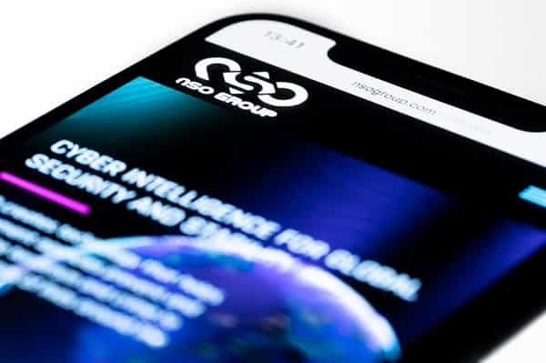 smartphone-shows-the-w