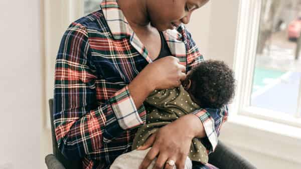 Black breastfeeding. Photo Mom