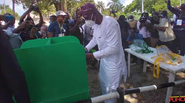 Babajide-Sanwo-Olu-votes-at-Lagos-LG-polls-2021