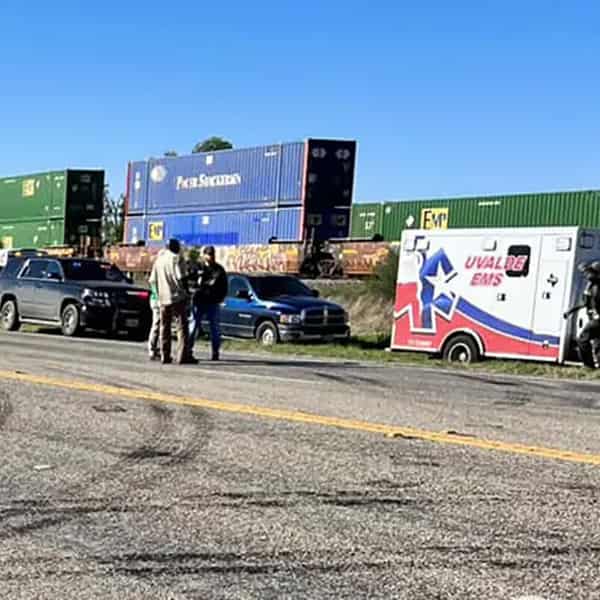 24nat-texas-migrant-train-mobileMasterAt3x