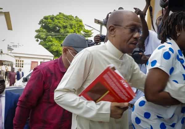godwin-emefiele-arrived-court-with-bible