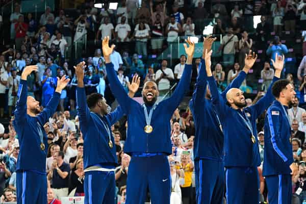 BASKETBALL-OLY-PARIS-2024-FRA-USA-MEDALS