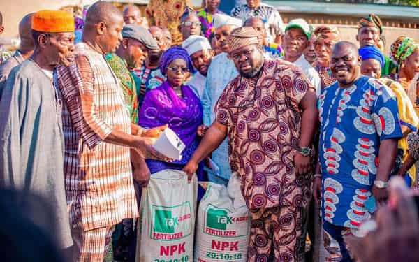 Senator-Adebutu-(Middle),-with-farmers,-during-the-distribution-of-the-fertilisers