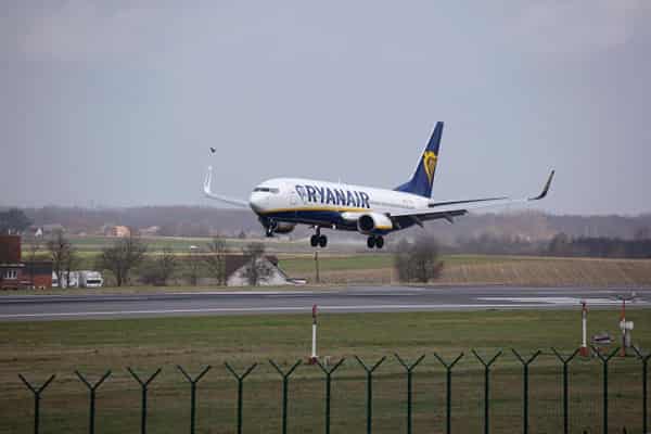 avion-boeing-737-800-de-la-compania-de-bajo-coste-ryanair