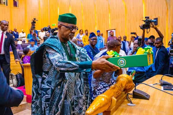 Ogun State Governor, Prince Dapo Abiodun, presenting the 2025 Appropriation Bill to members of the state House of Assembly on Wednesday.