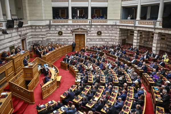 Prime Minister Kyriakos Mitsotakis presents plans for overhaul of armed forces to parliament