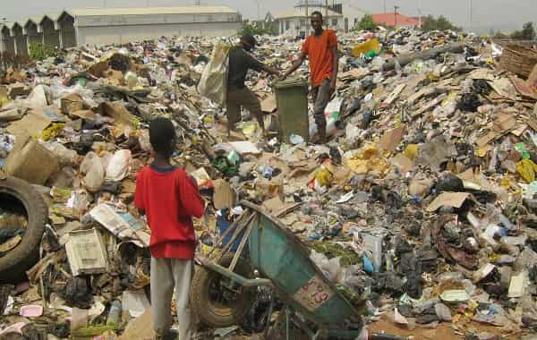 Picture-of-scavengers-at-a-dumping-site