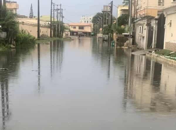 Heavy rainfall floods Lagos, residents struggle to navigate streets