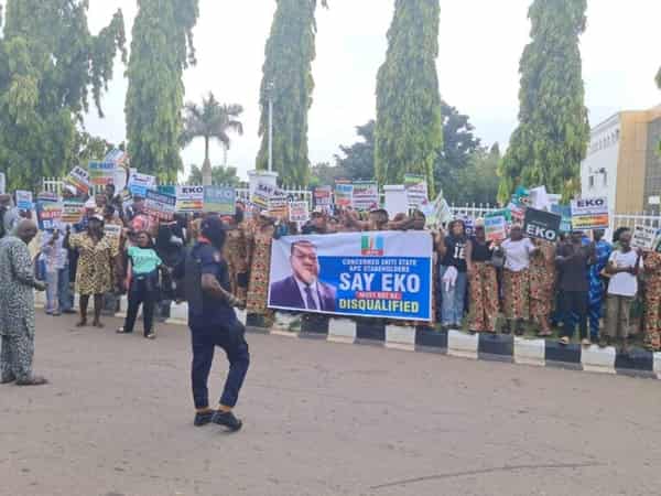 PHOTOS: Protest rocks APC headquarters over Kayode Ojo’s Ekiti primary exclusion | Abdulrahman Zakariyau