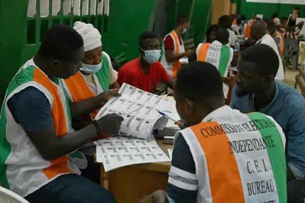 Electoral commission officials check the voter’s roll as they count votes for Ivory Coast’s presidential election at a polling station in Abidjan, Ivory Coast, Oct. 31, 2020. (AFP Photo)