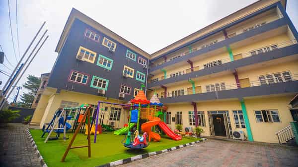 Grande Oakbridge Montessori School