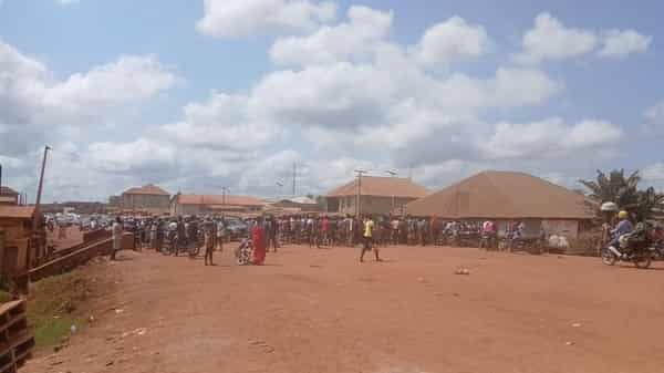 Ondo residents mount barricade, protest abandoned, deplorable road