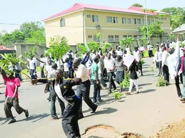 WORKERS-PROTEST-PLS-USE Copy