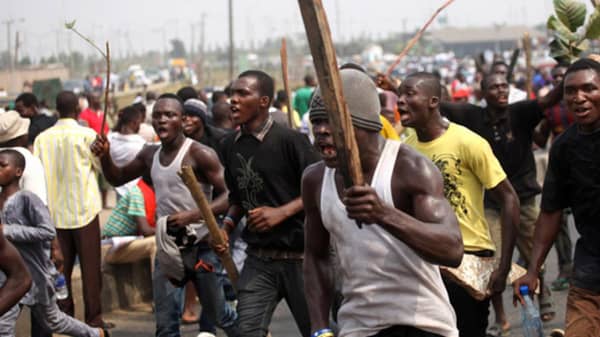 In a renewed communal clash between the people of Ikot Offiong and Oku Iboku in Cross River