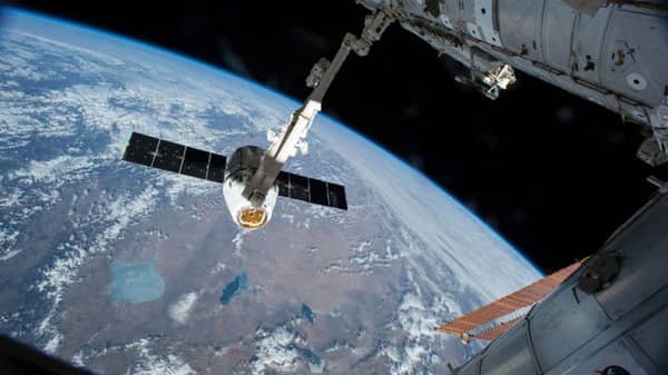 SpaceX-cargo-ship-returns-to-Earth-