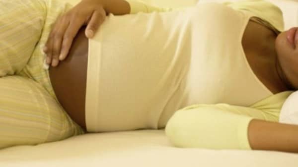 black-woman-pregnant-in-bed-620×330