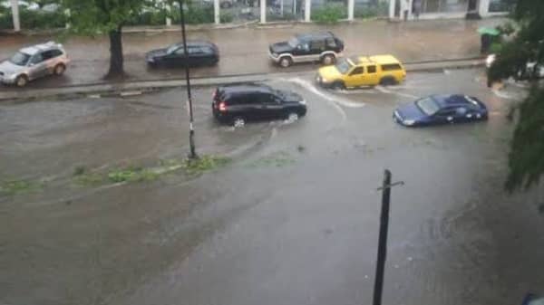 Police-block-Ahmadu-Bello-Way-Victoria-Island-due-to-flooding