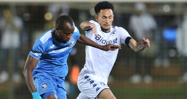 augustine-tunde-oladepo-of-enyimba-challenges-daylon-claasen-of-bidvest-wits_xn8lv12qnnhb1co2hvyapc65v