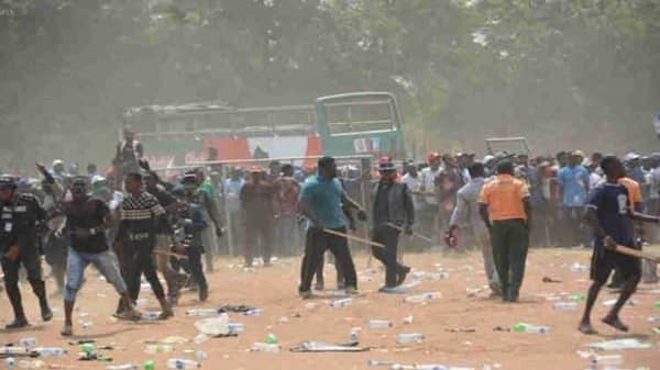 VIDEO-Ambode-goes-on-speaking-as-thugs-had-a-field-day-during-Lagos-APC-rally-e1547023016540