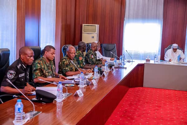Buhari with service chiefs 2