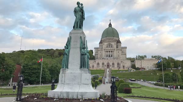 Montreal priest stabbed during mass, hospitalized